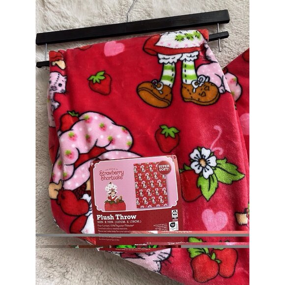 Strawberry Shortcake Custard Cat 50” X 70” Soft Plush Soft Throw Blanket Red NEW - Picture 8 of 16